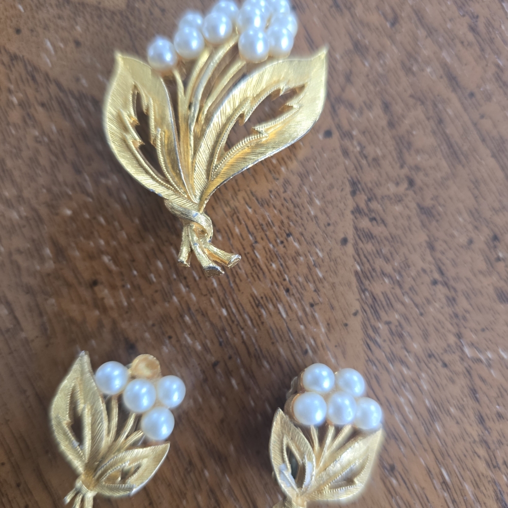 Elegant Gold and Pearl Jewelry Set